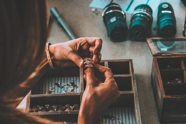 Femme qui regarde des bijoux en or à revendre